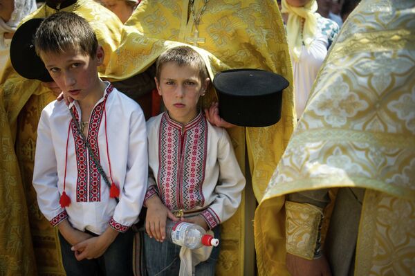 Верующие на молебне, посвященном празднованию 1025-летия крещения Киевской Руси