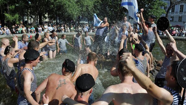 Купание в фонтане в Александровском саду в Петербурге в День ВМФ