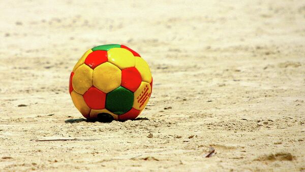 Футбольный мяч на пляже. Архивное фото