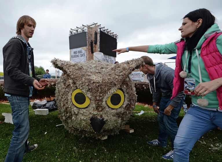 Подготовка к фестивалю самодельных летательных аппаратов Red Bull Flugtag 2013