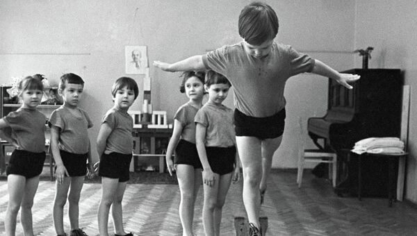 Дети на занятиях физкультурой, архивное фото
