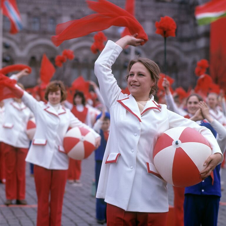 Выступление спортсменов на первомайском параде