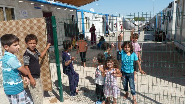 Сирийские дети на улицах контейнерного городка.Архивное фото