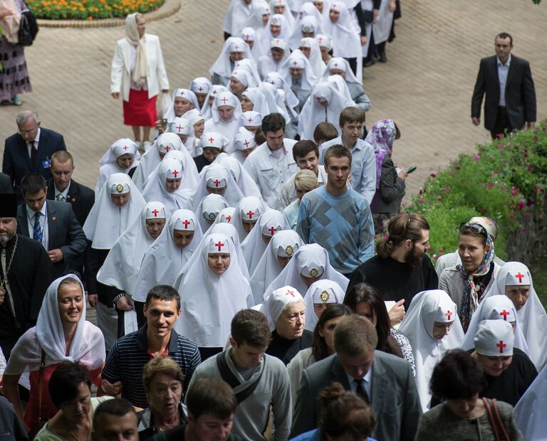 Верующие на молебне по случаю 1025-летия крещения Руси