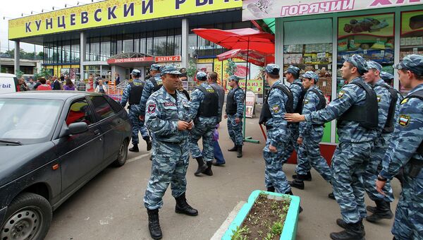 Массовые проверки на московских рынках после нападения на оперативников
