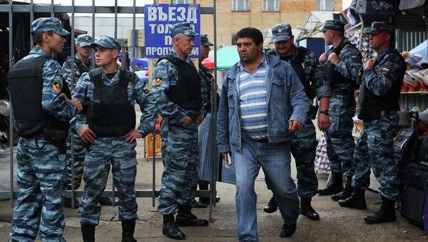 Массовые проверки на московских рынках после нападения на оперативников