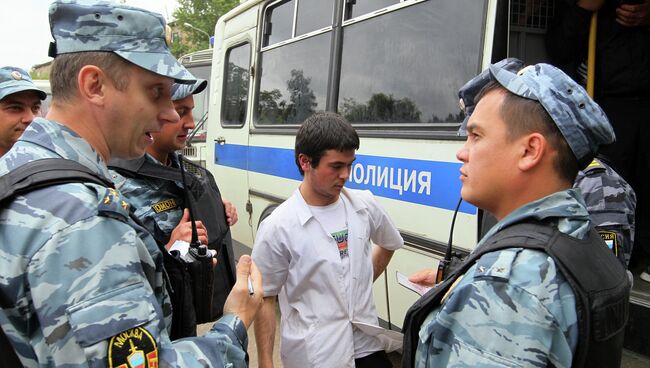 Массовые проверки на московских рынках после нападения на оперативников