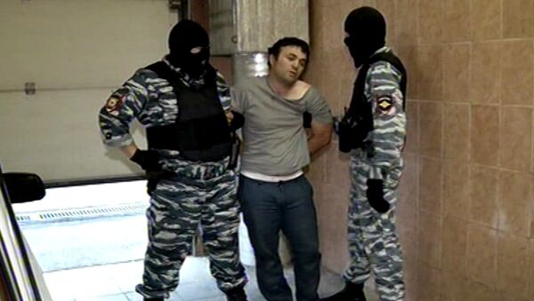 Кадры задержания подозреваемого в нападении на полицейского в Москве