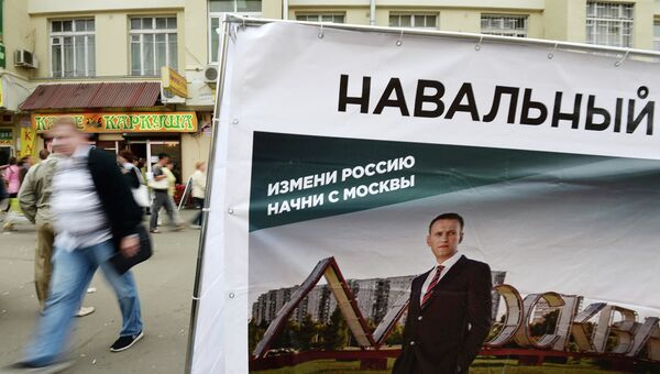 Стенды наглядной агитации за Алексея Навального недалеко от Курского вокзала Москвы