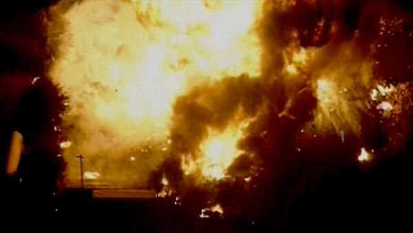 Столб огня поднялся на десятки метров после взрывов на химзаводе в США