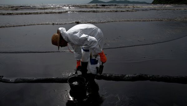 Очистка пляжа от крупного нефтяного пятна в Таиланде