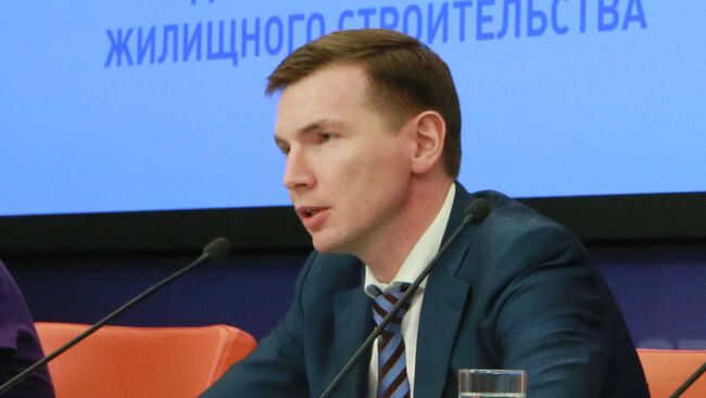 Заместитель руководителя Федерального агентства по строительству и жилищно-коммунальному хозяйству Шишкин Андрей (справа)
