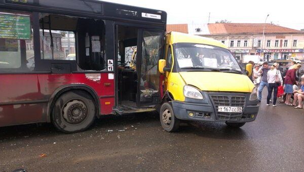 Десять человек пострадали в ДТП с маршруткой и автобусом в Перми