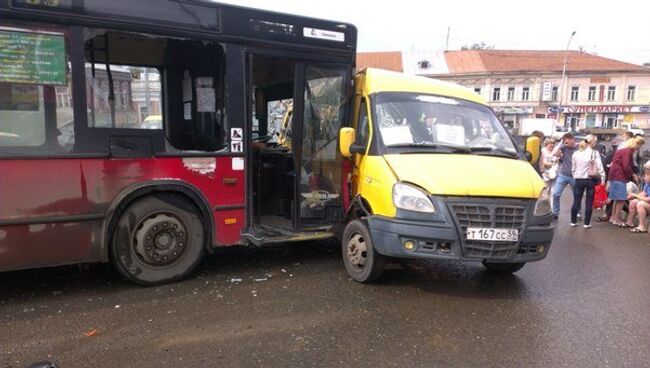 Десять человек пострадали в ДТП с маршруткой и автобусом в Перми