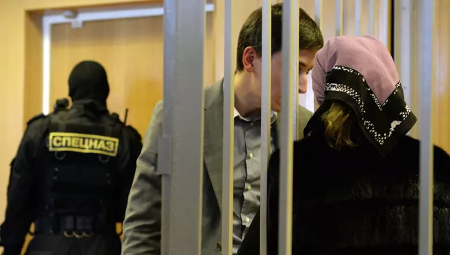 Обвиняемая Халимат Расулова общается с адвокатом