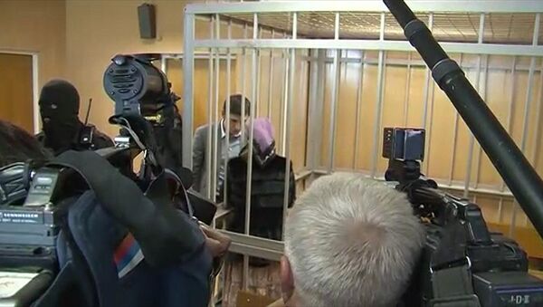 Арест обвиняемых в нападении на полицейского на рынке в Москве. Кадры из суда