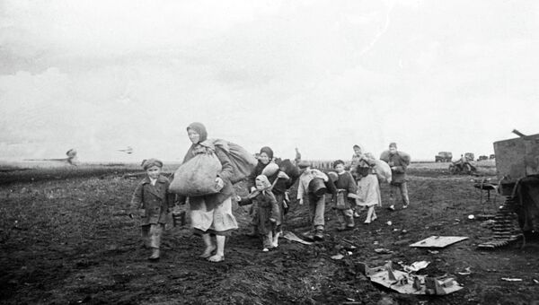 Возвращение жителей в освобожденное село. Архивное фото