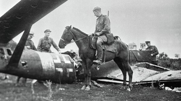 Соетские воины, в том числе и всадник стоят рядом с разбитым немецким самолетом. 
