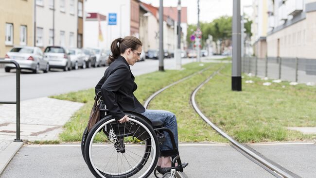 Женщина на инвалидной коляске, архивное фото