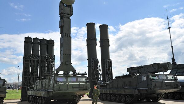 Зенитная ракетная система дальнего действия ЗРС С-300В и С-300ВМ (слева)
