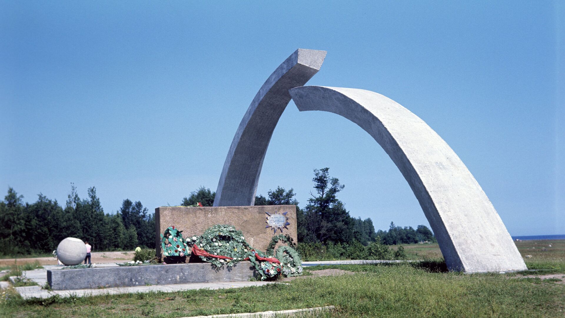 Монумент Разорванное кольцо на Дороге жизни - РИА Новости, 1920, 04.12.2020