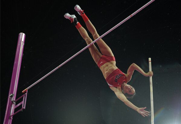 Американка Дженнифер Сур во время финальных соревнований по прыжкам с шестом на XXX летних Олимпийских играх в Лондоне.