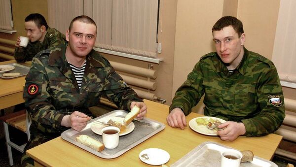 Солдаты за обедом. Архивное фото