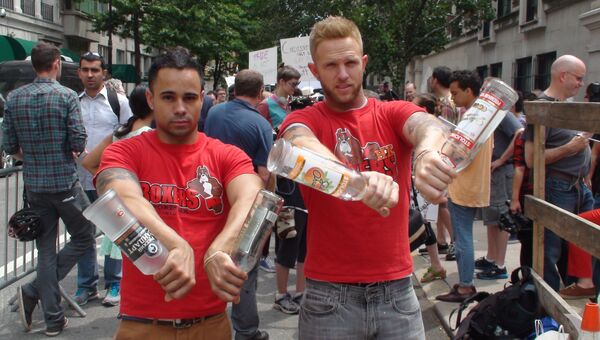 Митинг в Нью-Йорке с призывами бойкотировать русскую водку