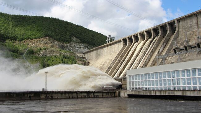 Зейская ГЭС начала холостые сбросы воды в сложных паводковых условиях