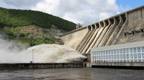 Зейская ГЭС начала холостые сбросы воды в сложных паводковых условиях