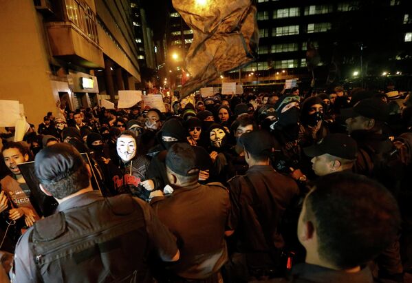Столкновения полицейских и участников акции протеста в Рио-де-Жанейро, Бразилия
