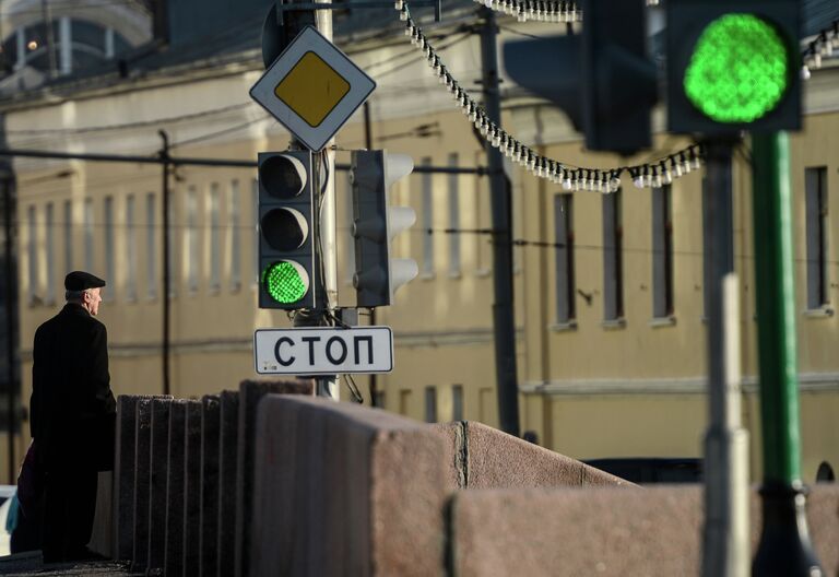 Мужчина на Болотной набережной в Москве