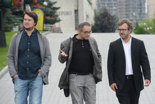 Интернет-эксперт и блогер Антон Носик (в центре) во время церемонии прощания с сооснователем Яндекса Ильей Сегаловичем