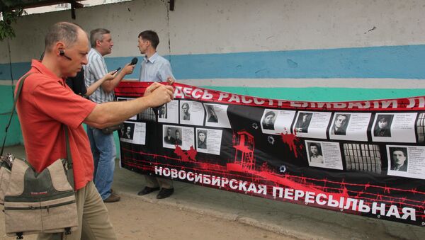 Фото репрессированных появились у пересыльной тюрьмы в Новосибирске