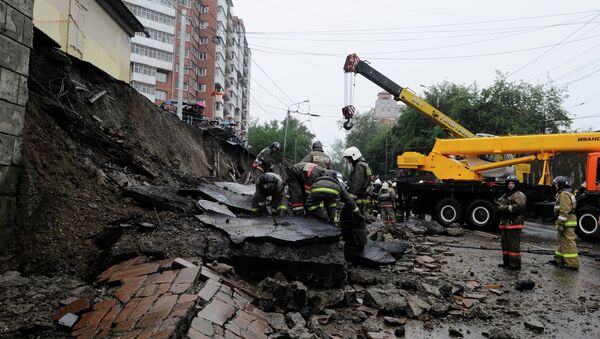 Разбор завалов на месте обрушения стены в Красноярске