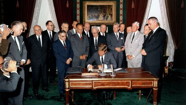 Подписание договора о запрете на испытания ядерного оружия в трех средах. 5 августа 1963 года.
