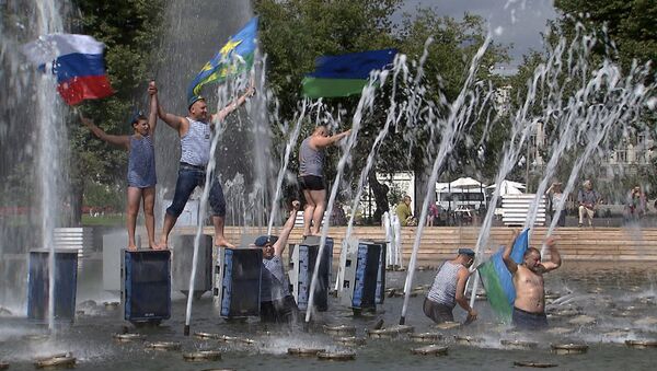 Десантники махали флагами и купались в фонтане в парке Горького в День ВДВ