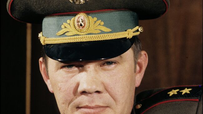 Генерал-лейтенант Александр Лебедь. Архивное фото Генерал-лейтенант Александр Лебедь. Архивное фото