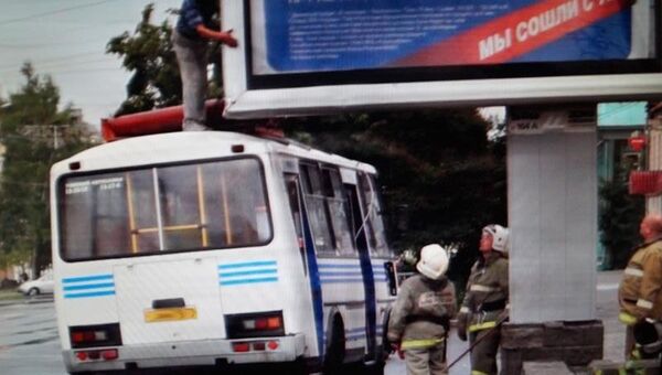 Маршрутка в Томске задела газовым баллоном рекламный щит