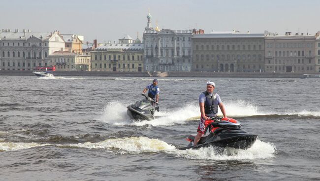 Аквабайки на Неве в Петербурге