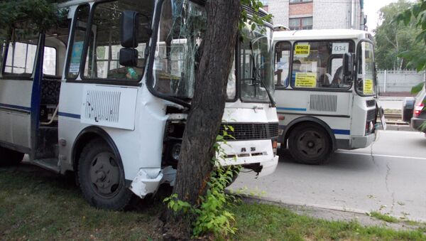 Маршрутка врезалась в дерево в центре Томска