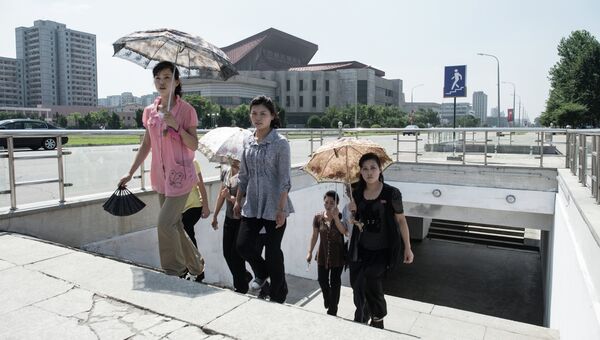 Жители Пхеньяна в центре города. Архивное фото