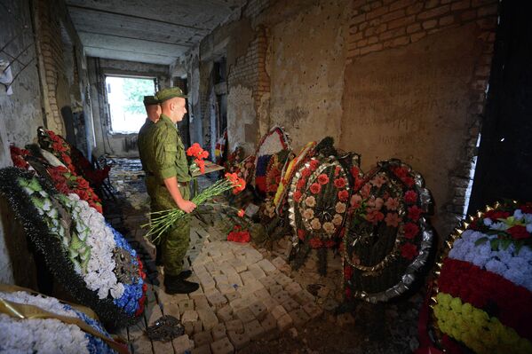 Военнослужащие 4-й военной базы возлагают цветы