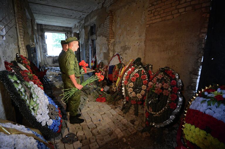 Военнослужащие 4-й военной базы возлагают цветы