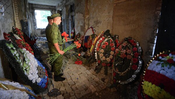 Военнослужащие 4-й военной базы возлагают цветы. Архивное фото