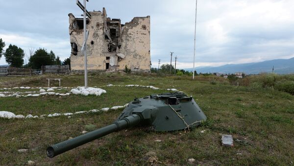 Вид на разрушенную базу российских миротворцев неподалеку от Цхинвала