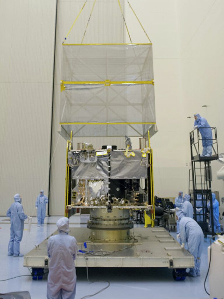 Зонд Maven в чистой комнате космического центра НАСА имени Кеннеди Зонд Maven в чистой комнате космического центра НАСА имени Кеннеди