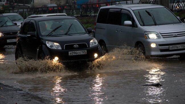 Подтопление дорог во Владивостоке после ливня 6 августа