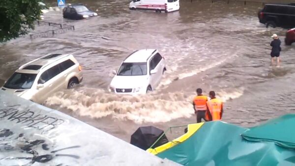 Автомобили передвигались в потоках воды из-за сильного ливня в Москве