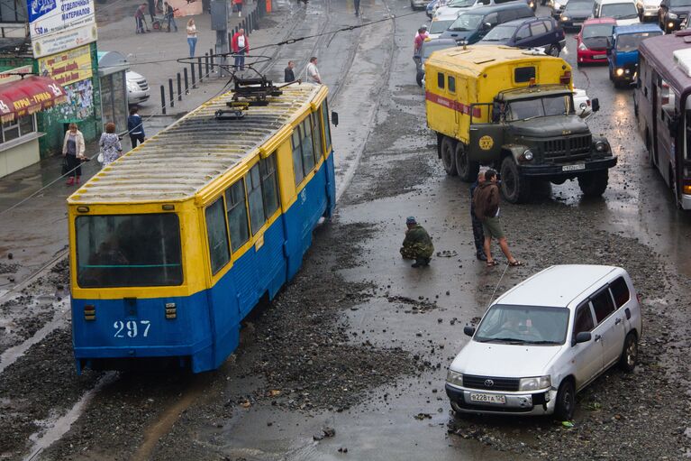 Владивосток в осаде ночного ливня с грозой